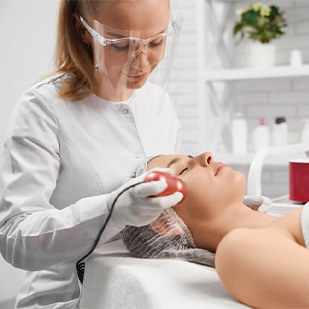 Salon Red Light Therapy vs. Home Devices: Discover Which Option Best Suits Your Needs